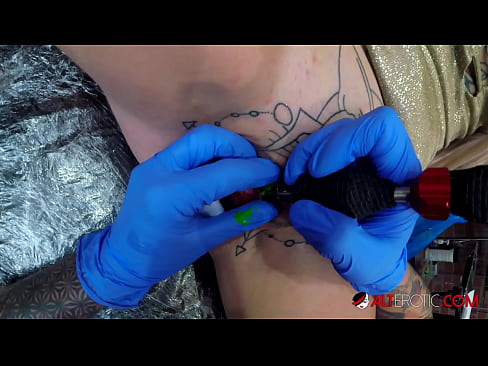 ❤️ Extremadamente tatuado hottie Sully Savage consiguió un tatuaje en su clítoris ❤️ Video de sexo en es.myastro.top ❌️❤️❤️❤️❤️❤️❤️❤️